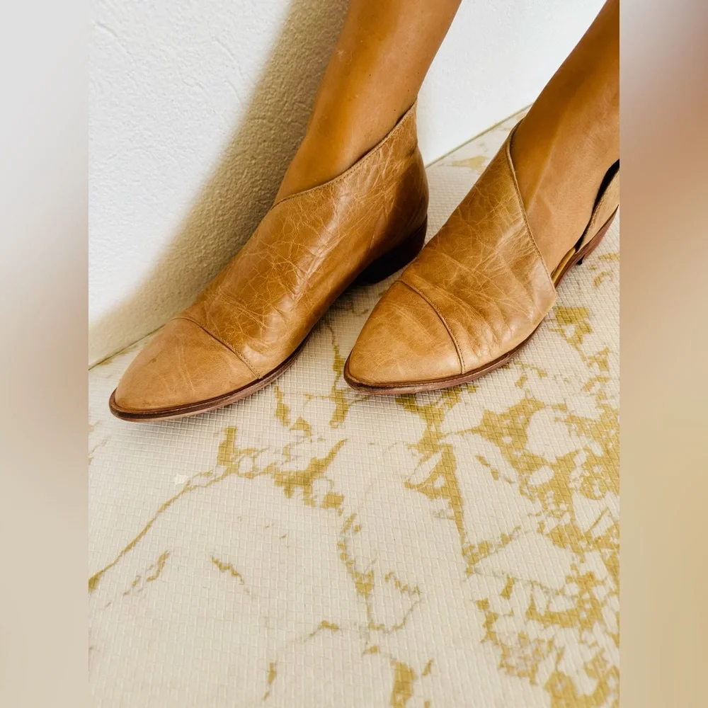 🔥🔥FINAL CLEARENACE 🔥🔥 FREE PEOPLE Tan Leather Royale Cut Out Flats - Picture 2 of 9